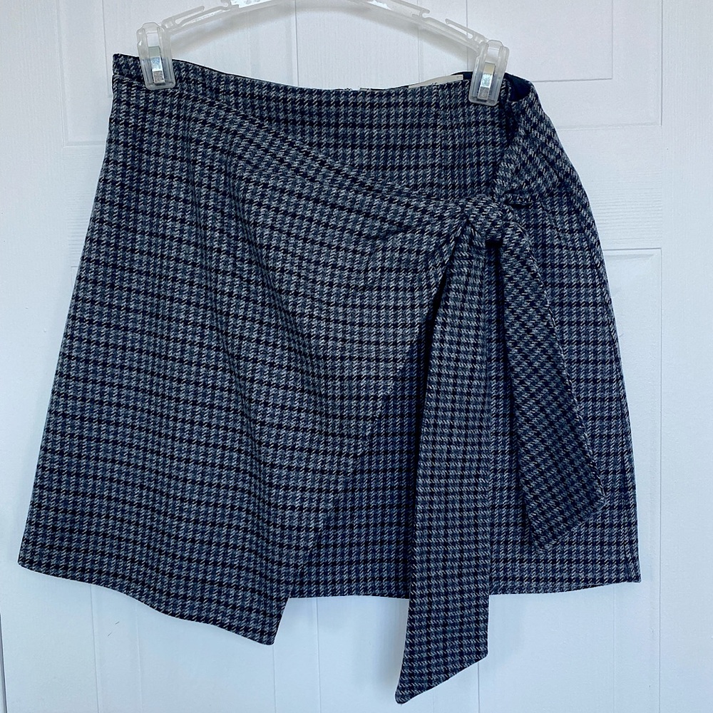 Aritzia Wilfred checkered print skirt in grey. Size 6. Great condition!